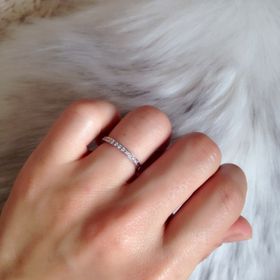 【4℃ BRIDAL(ヨンドシーブライダル)の口コミ】 特にブランドはきめていなかったのですが、波のような曲線のあるデザイン…