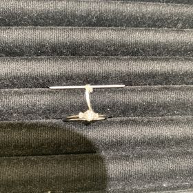 【TRECENTI(トレセンテ)の口コミ】 婚約指輪のダイヤモンドが特徴的で、サイドのダイヤモンドに比べて中央の…