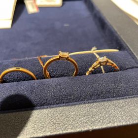 【ORECCHIO(オレッキオ)の口コミ】 3つの指輪全てが指に馴染みやすいイエローゴールド系の指輪でした。アンテ…