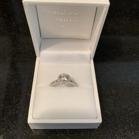 【宝寿堂(ほうじゅどう)の口コミ】 質の良いダイヤは、目で見た瞬間の輝きが今まで見たものと全く違う印象だ…