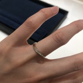 【4℃ BRIDAL(ヨンドシーブライダル)の口コミ】 細めの指輪を希望しており、このタイプは理想ピッタリでした！
ゆるめのウ…