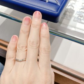 【銀座ダイヤモンドシライシの口コミ】 V字型のエタニティリングなので、女性らしく華奢に見えます。エタニティリ…