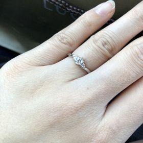 【LUCIE(ルシエ)の口コミ】 本当に見た目、直感で決めました。センターのダイヤはもちろん、両サイド…