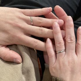 【Something Blue(サムシングブルー)の口コミ】 シンプルなデザインの指輪を探していて、女性の方は一粒ダイヤがついてい…