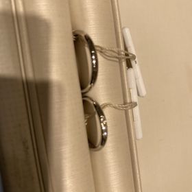 【ウィスプ(WISP)の口コミ】 わたしの分は、ストレートで石が3つ入っています。彼の方は1つだけ石が入…