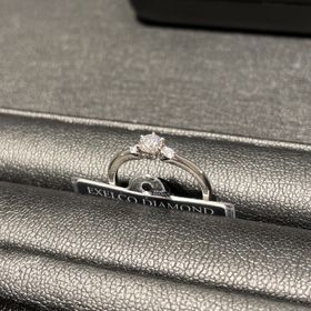 【エクセルコダイヤモンド(EXELCO DIAMOND)の口コミ】 センターとサイドに1つずつダイヤモンドが入ったデザインの婚約指輪です。…