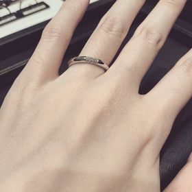 【ラザール ダイヤモンド(LAZARE DIAMOND)の口コミ】 どこから見てもダイヤが見えるデザインが素敵でした。合計9石も留まってい…