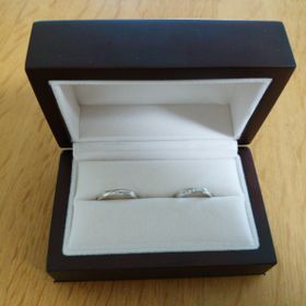 【Something Blue(サムシングブルー)の口コミ】 どんなデザインがいいか、見てから決めるつもりで行きました。旦那は私に…