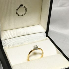 【Galopine & Galopin(ガロピーネガロパン)の口コミ】 定番はシルバーだと思いますが、王冠のモチーフとゴールドが気に入りまし…