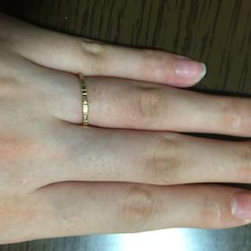 【ete(エテ)の口コミ】 子供が産まれるのでひっかかりの無い指輪を探していました。私は肌色的に1…