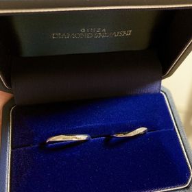 【銀座ダイヤモンドシライシの口コミ】 ウェーブのデザインを探していました。
お店の方は目立つダイヤをオススメ…