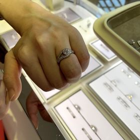 【ヴァン クリーフ＆アーペル(Van Cleef & Arpels)の口コミ】 クチュールはボタンかけをモチーフにしたデザインの指輪です。二股に広が…