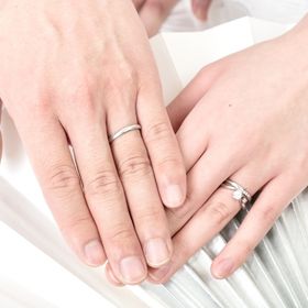 【アイプリモ(I-PRIMO)の口コミ】 気になる指輪を何種類か着用させて頂いて、
着けた時の指とのバランスを見…