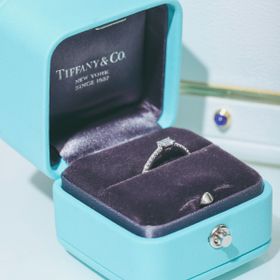 【ティファニー(Tiffany & Co.)の口コミ】 普段使いしたかったので爪や石座が低いデザイン、結婚指輪と重ね付けしや…