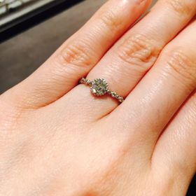【JEWELRY  KAMATA(ジュエリーかまた)の口コミ】 婚約指輪は2人で選びに行きました。最初、彼が選んでくれたものにしようか…