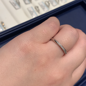 【銀座ダイヤモンドシライシの口コミ】 指輪の幅はわりと細めで、華奢なイメージです。ハーフエタニティやエタニ…