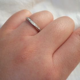 【アイプリモ(I-PRIMO)の口コミ】 ・シンプルだけれども女性らしい曲線。
・普段は裏返して使い、晴れの日に…