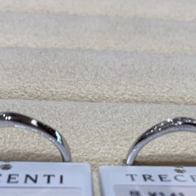 【TRECENTI(トレセンテ)の口コミ】 レディース→ストレートだけど、ダイヤモンドがウェーブ上に入ってい…