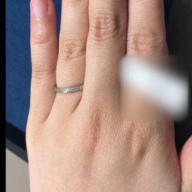【4℃ BRIDAL(ヨンドシーブライダル)の口コミ】 ストレートラインのフォルムで多少デザイン性のあるリングを探しており、…