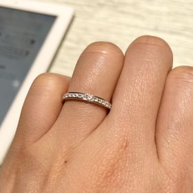 【TRECENTI(トレセンテ)の口コミ】 ハーフエタニティの真ん中に、大きめのダイヤがついているので、華やかで…
