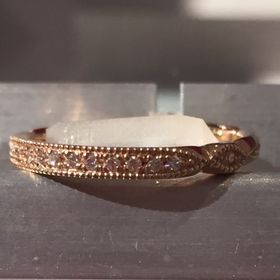 【AFFLUX(アフラックス)の口コミ】 普段使いもしやすい、おしゃれなデザイン。
ピンクゴールドでミル打ちされ…