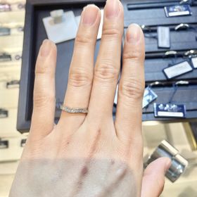 【ROYAL ASSCHER(ロイヤル・アッシャー)の口コミ】 試着したハーフエタニティリングの中で一番キラキラしていました。リング…