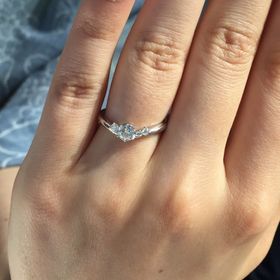 【銀座ダイヤモンドシライシの口コミ】 指が太くコンプレックスだったのですが、勧めていただいたVの指輪が指にし…