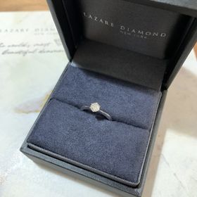 【ラザール ダイヤモンド(LAZARE DIAMOND)の口コミ】 王道のデザインに憧れがあり、この指輪を選びました。
中央に向かってリン…