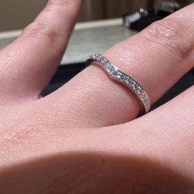 【TRECENTI(トレセンテ)の口コミ】 ハーフエタニティで、ダイヤの輝きが非常に綺麗な指輪でした。リングの太…