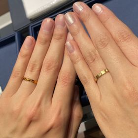 【銀座ダイヤモンドシライシの口コミ】 幅が広めのストレートのデザインを探しており、素材はゴールド系で探して…