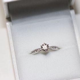 【宝寿堂(ほうじゅどう)の口コミ】 他のブランドよりも、比較的安価かつ品質が高いので決めました。
お店で選…