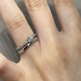 【4℃ BRIDAL(ヨンドシーブライダル)の口コミ】 婚約指輪と結婚指輪を重ね付けした時のデザインが気に入ったのが1番の決め…