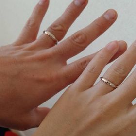 【アイプリモ(I-PRIMO)の口コミ】 色はピンクゴールド、デザインはシンプル、形はストレートで細い指輪。妻…