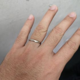 【4℃ BRIDAL(ヨンドシーブライダル)の口コミ】 シンプルなデザインで探していました。その中でも付け心地がよく、つや消…