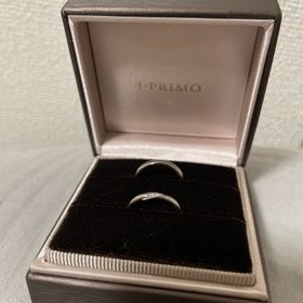 【アイプリモ(I-PRIMO)の口コミ】 指輪のデザインはどちらかと言うと細身なデザインです。2人とも左利きでし…