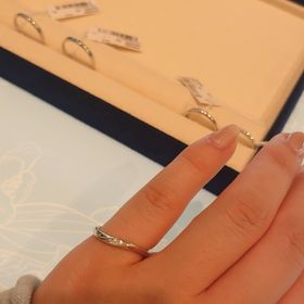 【ヴァンドーム青山(VENDOME AOYAMA)の口コミ】 ウェーブのデザインで
真ん中に3石ダイヤが埋め込まれており
プラチナ997…