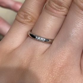 【銀座ダイヤモンドシライシの口コミ】 シンプルなデザイン、ストレートタイプ、ダイヤが3石くらい、のものが好み…