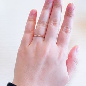 【AMOUR AMULET(アムール・アミュレット)の口コミ】 左利きなので、指あたりがきにならない出来るだけ細身のものを探していま…