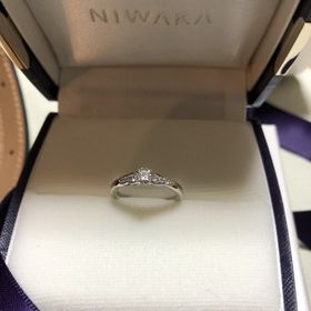 【俄(にわか)の口コミ】 俄のプロポーズリングをもらったので、俄で選びました。
もっと一般的な、…