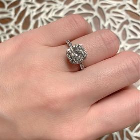 【宝寿堂(ほうじゅどう)の口コミ】 婚約指輪はトータルで1ct以上の物が欲しかったのですが、ブランドで探すと…