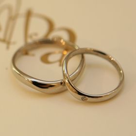 【EYE JEWELRY UMAKI(アイジュエリー ウマキ)の口コミ】 緩やかなS字カーブを描いた指輪で、まっすぐのものよりも指が細く長く見え…