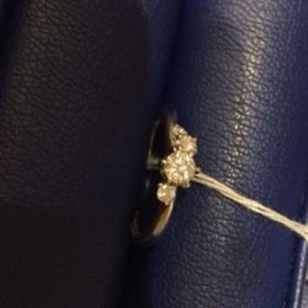 【銀座ダイヤモンドシライシの口コミ】 中央のダイヤの左右に小さいダイヤが左右でそれぞれ1つ、2つのと異なる数…