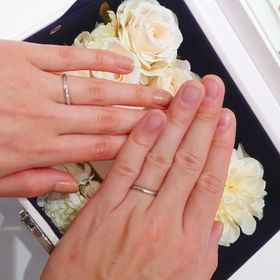 【4℃ BRIDAL(ヨンドシーブライダル)の口コミ】 彼が指輪をしたことが無かったので、着け心地を重視して購入しました。
他…