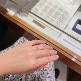 【銀座ダイヤモンドシライシの口コミ】 マリッジリングやお気に入りのリングと重ね付けして日常的に付けられるシ…