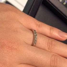 【ROYAL ASSCHER(ロイヤル・アッシャー)の口コミ】 シンプルなプラチナリングとハーフエタニティリングの中間と言えるデザイ…