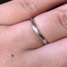 【Mariage ent(マリアージュエント)の口コミ】 二人してV字のリングを探しており、あまりV字の深くないデザインのこのリ…