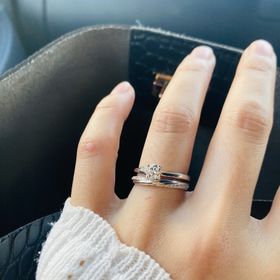 【銀座ダイヤモンドシライシの口コミ】 ダイヤモンドのラインが入っている指輪を探していて
こちらを紹介してもら…