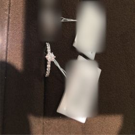 【CHARMY(チャーミー)の口コミ】 シンプルなリングデザインですが、ダイヤモンドがより大きく見えるように…