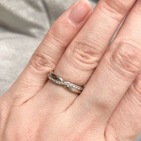 【Katamu(カタム)の口コミ】 指輪のデザインに一目惚れしました。曲線のストレート、ダイヤモンド反対…