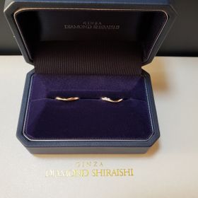 【銀座ダイヤモンドシライシの口コミ】 指がふっくらとしているため、Vラインの指輪を探していたところ、この指輪…